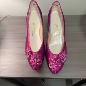 💖 Marionat Vintage Beaded Fuchsia Satin Heels — Size 7